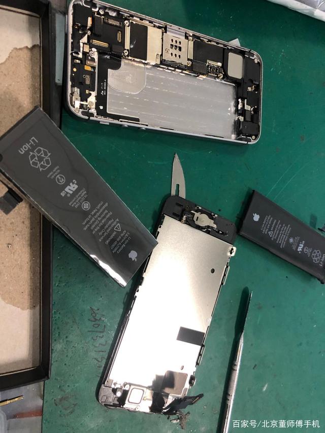 怎么拆掉苹果手机的电池哪里能更换苹果手机的电池